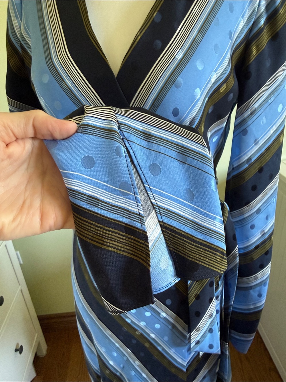 Diane Von Furstenberg 100% Silk Wrap Mini Dress Size 2 - Picture 6 of 17